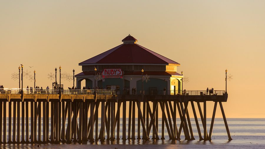 Photograph by Mike Peel (www.mikepeel.net). · CC BY-SA 4.0 · Wikimedia Commons The Huntington Beach Pier at sunset
