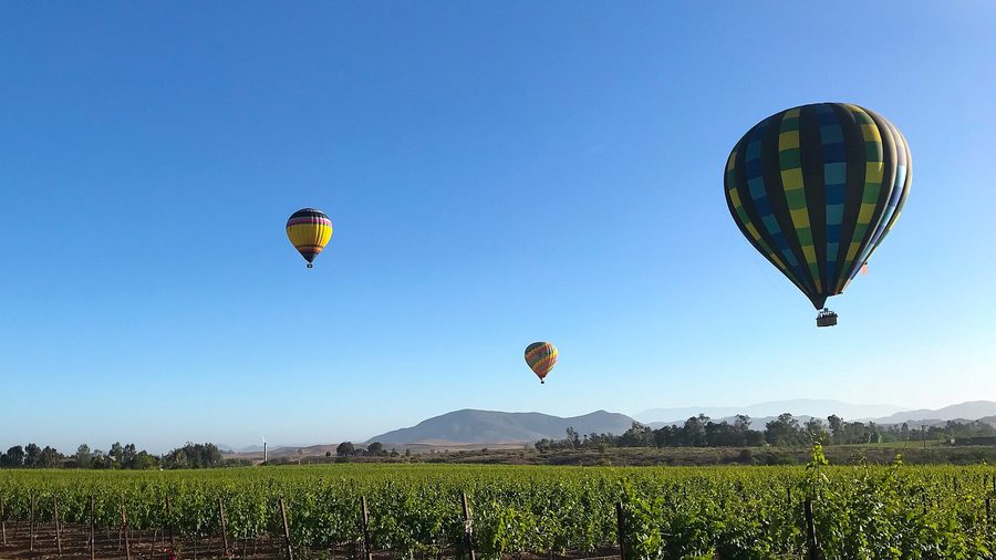 Mike's Birds from Riverside, CA, US · CC BY-SA 2.0 · Wikimedia Commons Hot air balloons over Temecula Valley Wine Country
